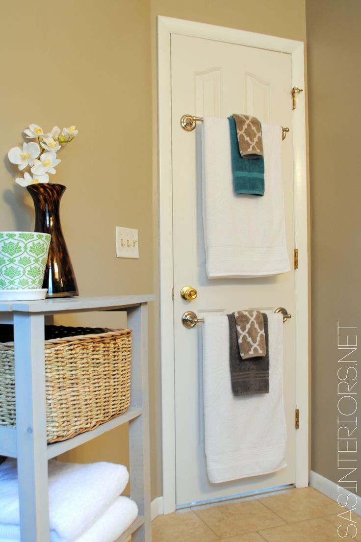 Great for a guest bathroom!! Love the towel rods on the back of the door! #diy #home #decor: 